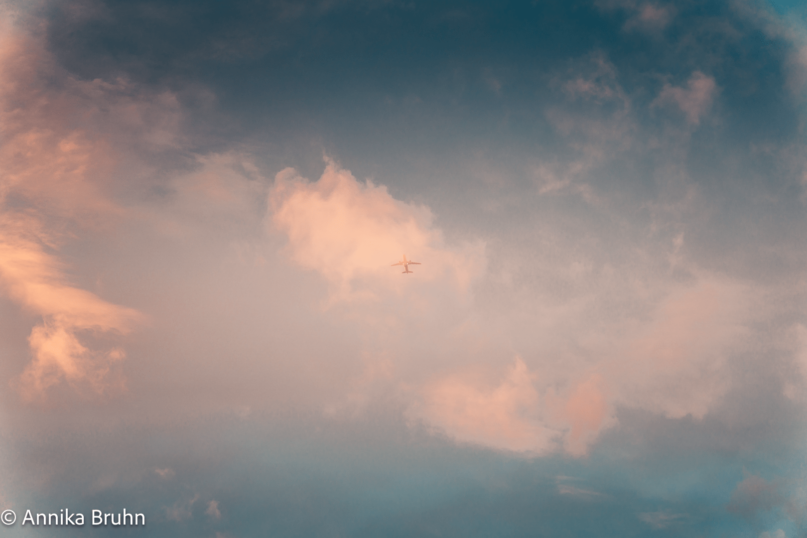So fern und doch so laut die Flugzeuge, die überuns fliegen